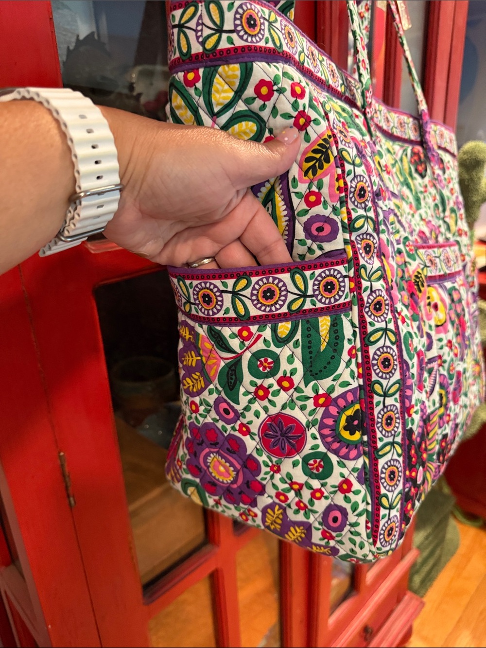 VERA BRADLEY Get Carried Away Extra Large Tote in Viva La Vera Pattern - Picture 5 of 11
